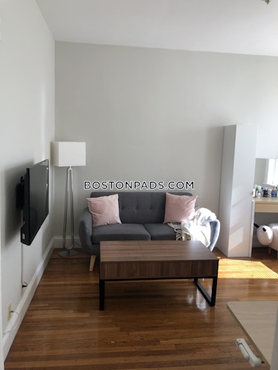 Allston Renovated Studio 1 bath available 1/1 on Commonwealth Ave in Allston! Boston - $2,300