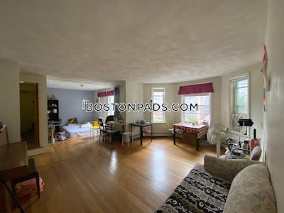 Brookline 2 Beds 1 Bath  Beaconsfield - $3,375 No Fee